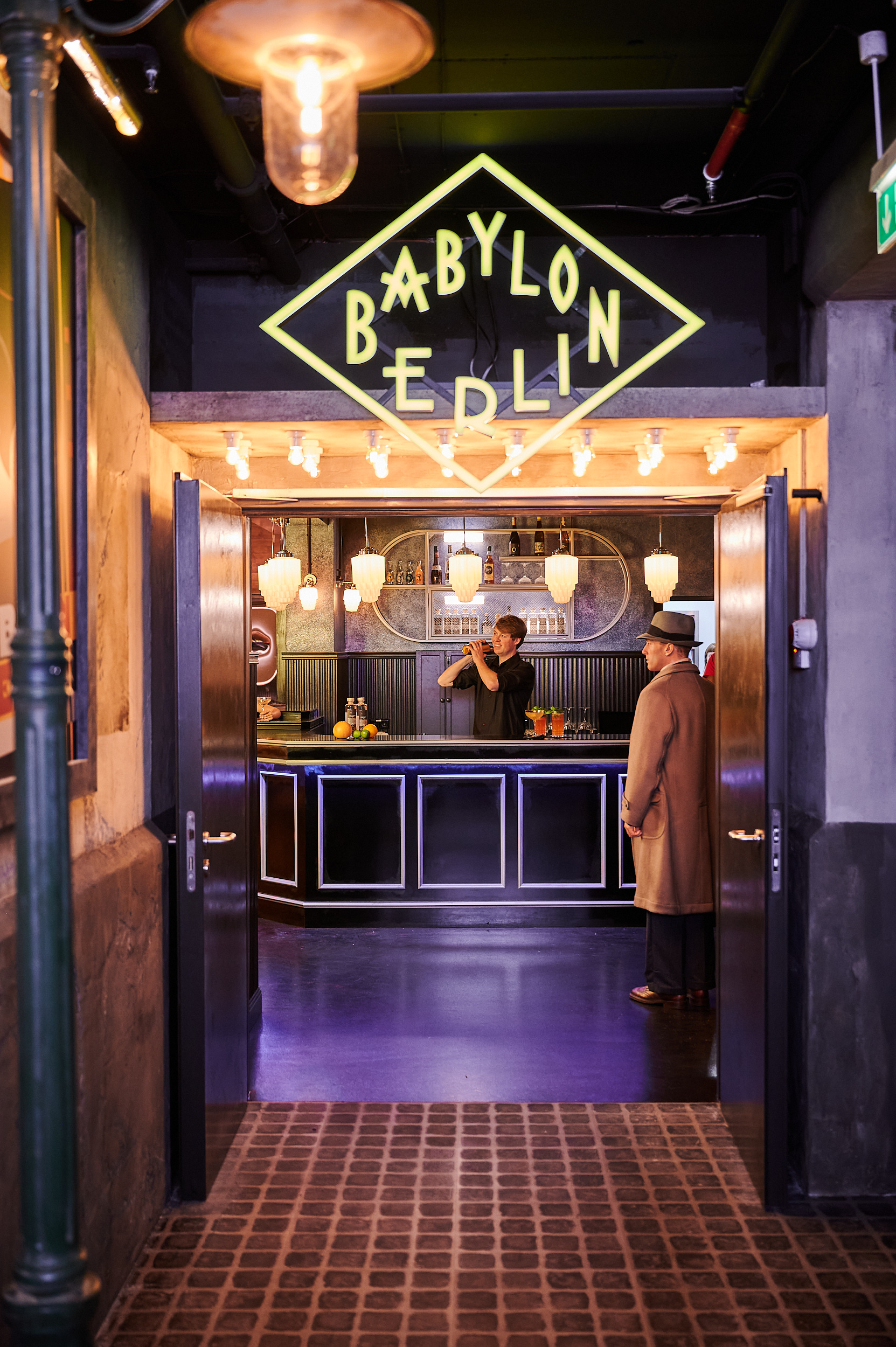 Triff dich auf einen Cocktail mit Kommissar Rath oder Charlotte Ritter in der neuen Babylon Berlin Bar im Madame Tussauds.