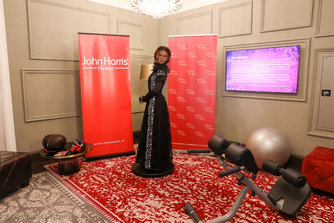 Sisi at the gym with Madame Tussauds™ Vienna