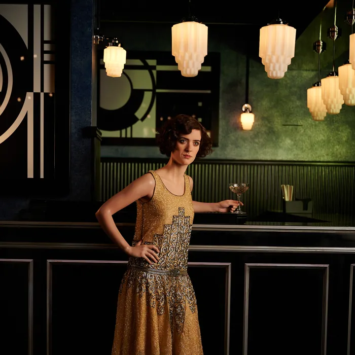 Charlotte Ritter an der Bar des neuen Bereichs zur TV-Serie "Babylon Berlin".