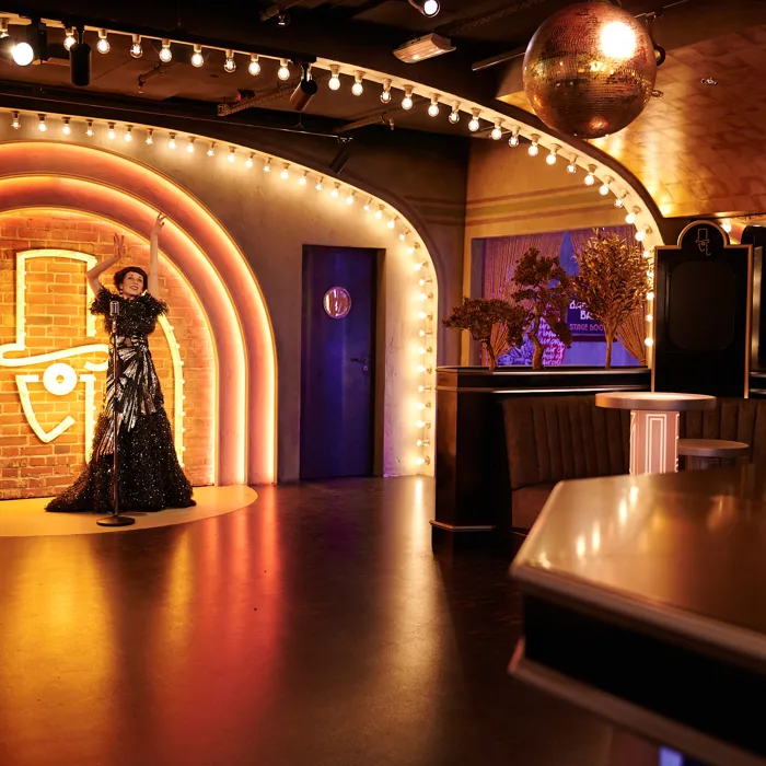 Die Babylon Berlin Bar im Madame Tussauds