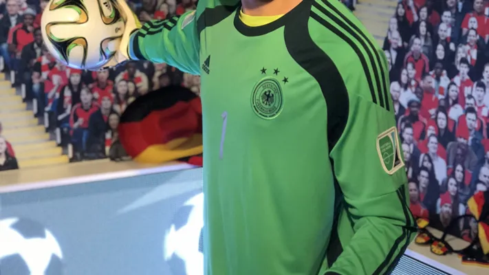 Die Wachsfigur von Manuel Neuer im Madame Tussauds Berlin