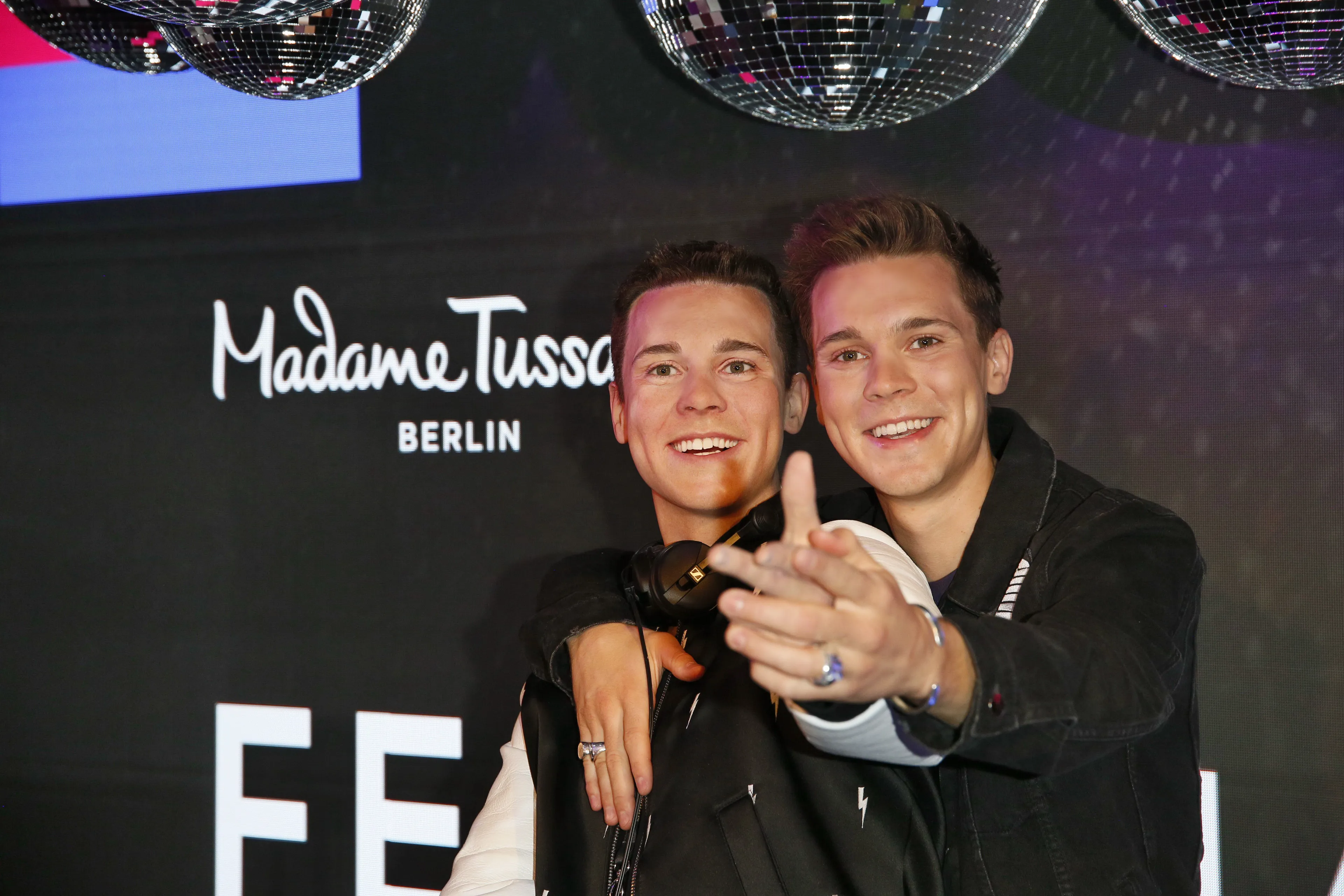 Felix Jaehn mit seiner Wachsfigur im Madame Tussauds Berlin