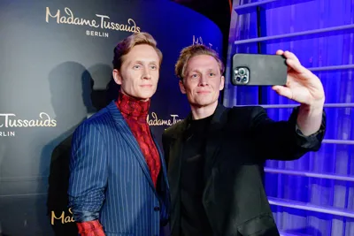 Matthias Schweighöfer Enthüllt Wachsfigur Im Madame Tussauds Berlin (6)