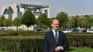Die Wachsfigur von Bundeskanzler Olaf Scholz vor dem Kanzleramt kurz vor dem Einzug in das Madame Tussauds Berlin.
