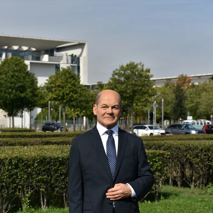 The wax figure of German Chancellor Olaf Scholz in front of the Chancellery shortly before moving into Madame Tussauds Berlin.