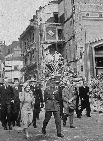 Madame Tussauds wird während des Zweiten Weltkriegs von Luftangriffen getroffen, bei denen Kopfgussformen und das Kino vollkommen zerstört wurden.