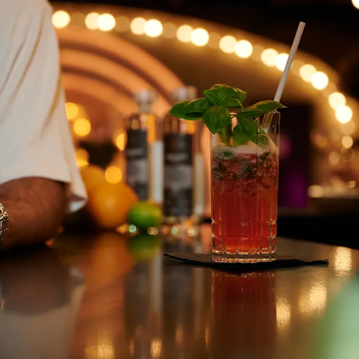 Unser Babylon Berlin Signature Cocktail an der neuen Bar im Madame Tussauds Berlin.