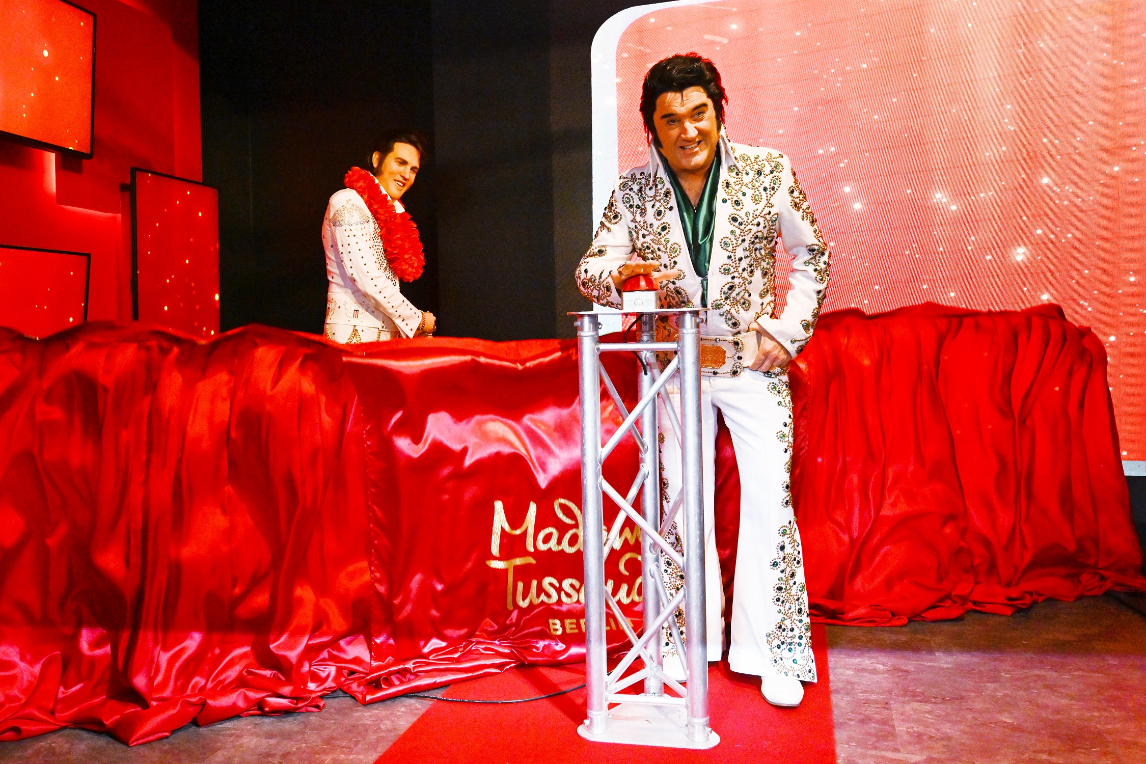 Elvis-Darsteller enthüllt Wachsfigur von Elvis Presley