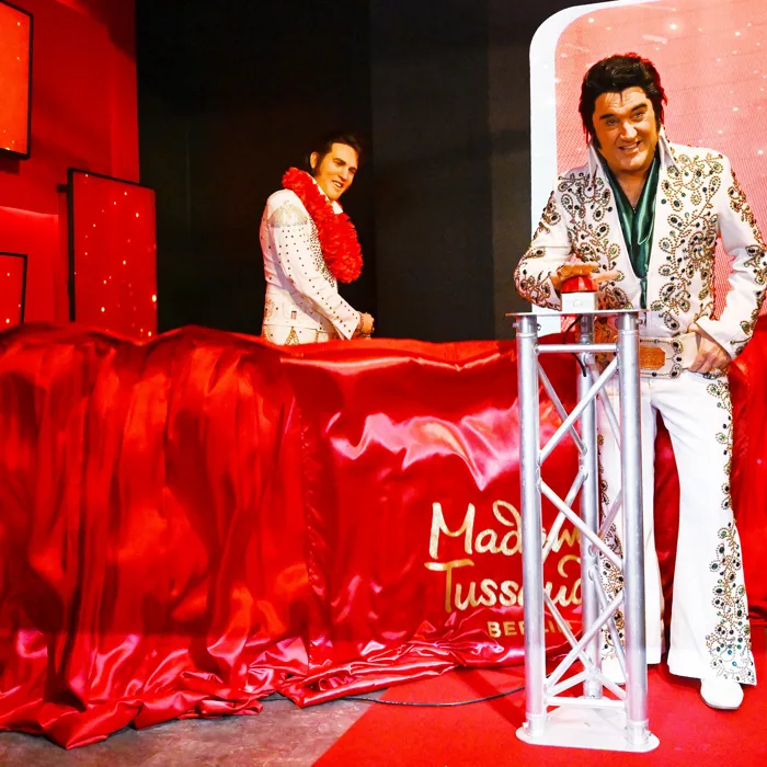 Elvis-Darsteller enthüllt Wachsfigur von Elvis Presley