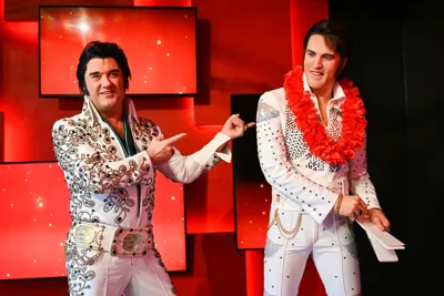 Elvis-Darsteller enthüllt Wachsfigur von Elvis Presley