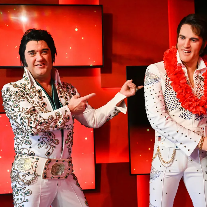 Elvis-Darsteller enthüllt Wachsfigur von Elvis Presley