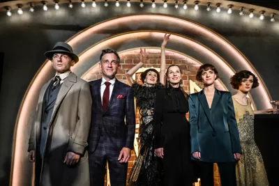 Volker Bruch, Meret Becker und Liv Lisa Fries bei der Enthüllung ihrer Wachsfiguren im neuen Babylon Berlin Bereich im Madame Tussauds.