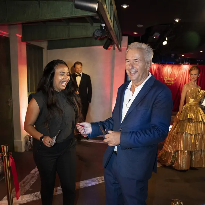 Klaus Wowereit und General Managerin Nadja Troublefield enthüllen feierlich den neuen Bereich im Madame Tussauds Berlin.