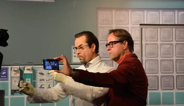 Jan Josef Liefers mit seiner Wachsfigur im Madame Tussauds Berlin