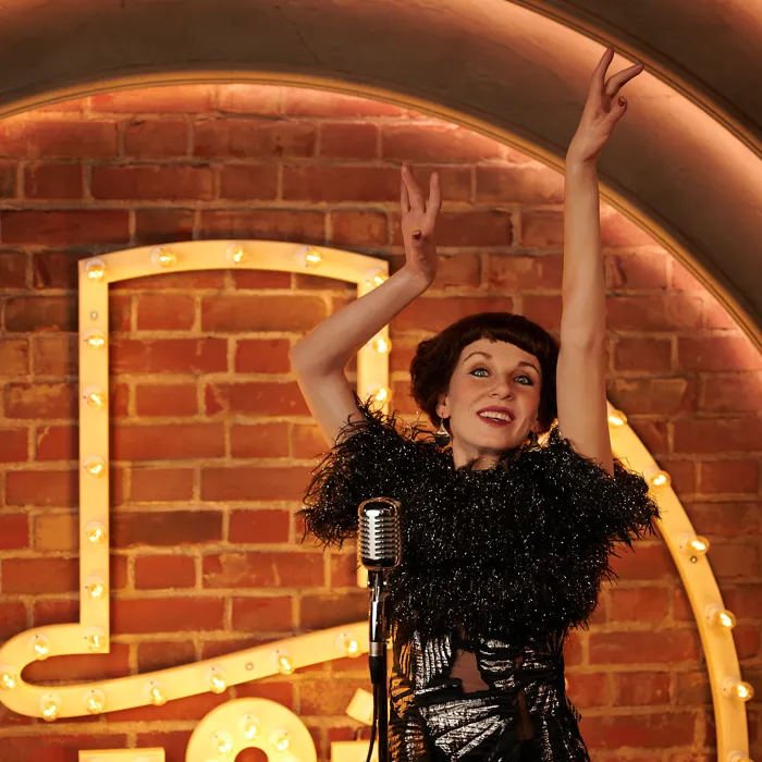 Meret Becker verewigt in Wachs als Schauspiel-Diva Esther Kasabian aus der Serie "Babylon Berlin"