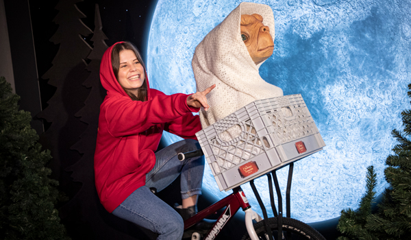 Macht ein Selfie mit E. T. im Madame Tussauds Berlin