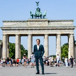 Brad Pitt vor dem Brandenburger Tor