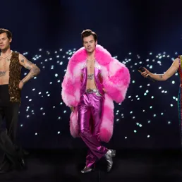 Sieben Wachsfiguren von Sänger Harry Styles wurden weltweit enthüllt. In Berlin ist Harry von Kopf bis Fuß "pretty in pink" gekleidet.