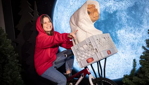 Fahre mit E. T. dem Außerirdischen Fahrrad