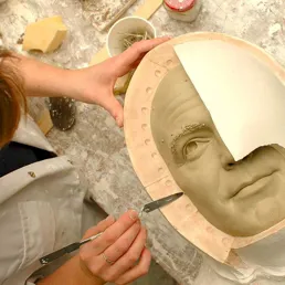 Eine Mitarbeiterin stellt die Wachsfigur von George Clooney fürs Madame Tussauds her