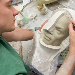 Ein Mitarbeiter stellt den Kopf der Wachsfigur von Michael Jackson her