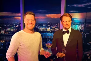 Sternekoch Robin Pietsch im Madame Tussauds Berlin mit Leonardo DiCaprio