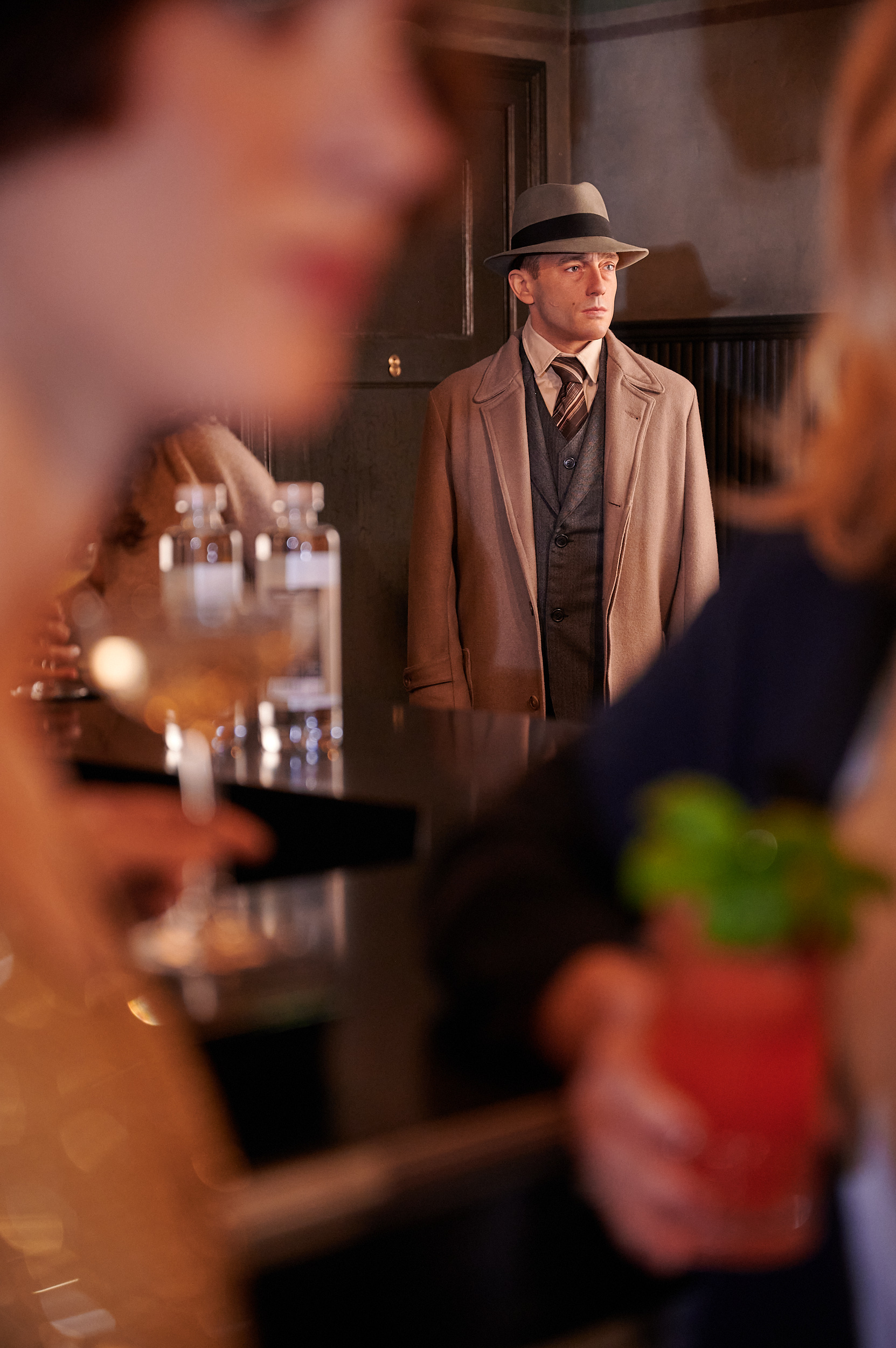 Volker Bruch begrüßt die Gäste an der Bar in seiner Paraderolle als Gereon Rath.