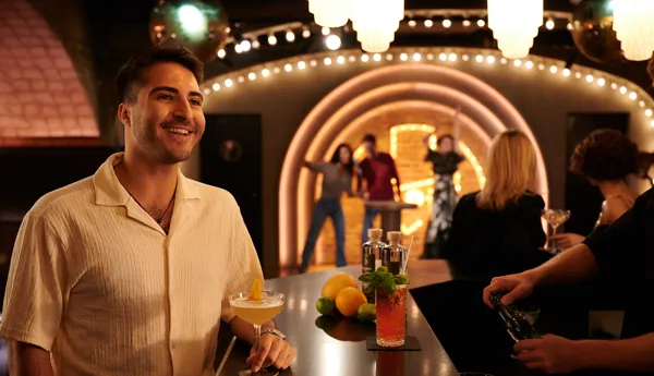 Die neue Bar zur Krimi-Serie "Babylon Berlin" im Madame Tussauds Berlin.