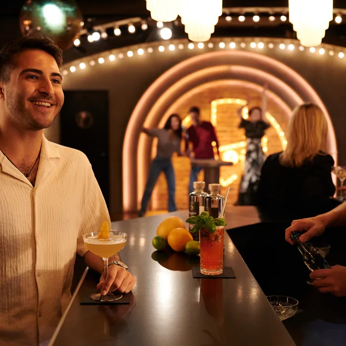Die neue Bar zur Krimi-Serie "Babylon Berlin" im Madame Tussauds Berlin.