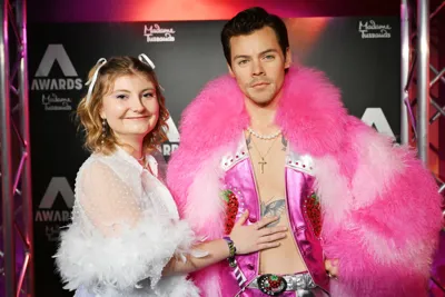 Number 1 Fan Frederike bei der Enthüllung von Harry Styles