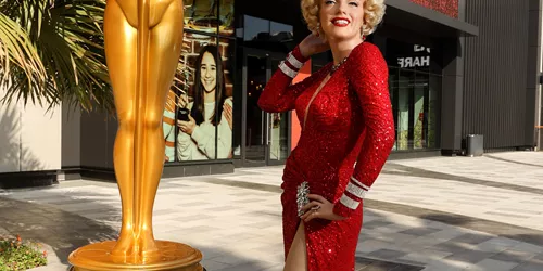 Marilyn Monroe Next To Oscar