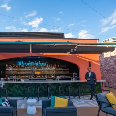 Image of the bar with Leonardo DiCaprio