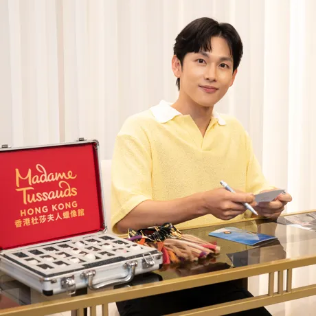 Madame Tussauds Hong Kong, always keeping up with global trends and dedicated to promoting the local tourism industry, has officially announced a groundbreaking news today - the world's first wax figure of Korean heartthrob Yim Si Wan will soon be arriving in Hong Kong. This exciting addition offers fans a chance to get up close and personal with him. The figure's debut is expected to ignite a new wave of Korean fever worldwide.