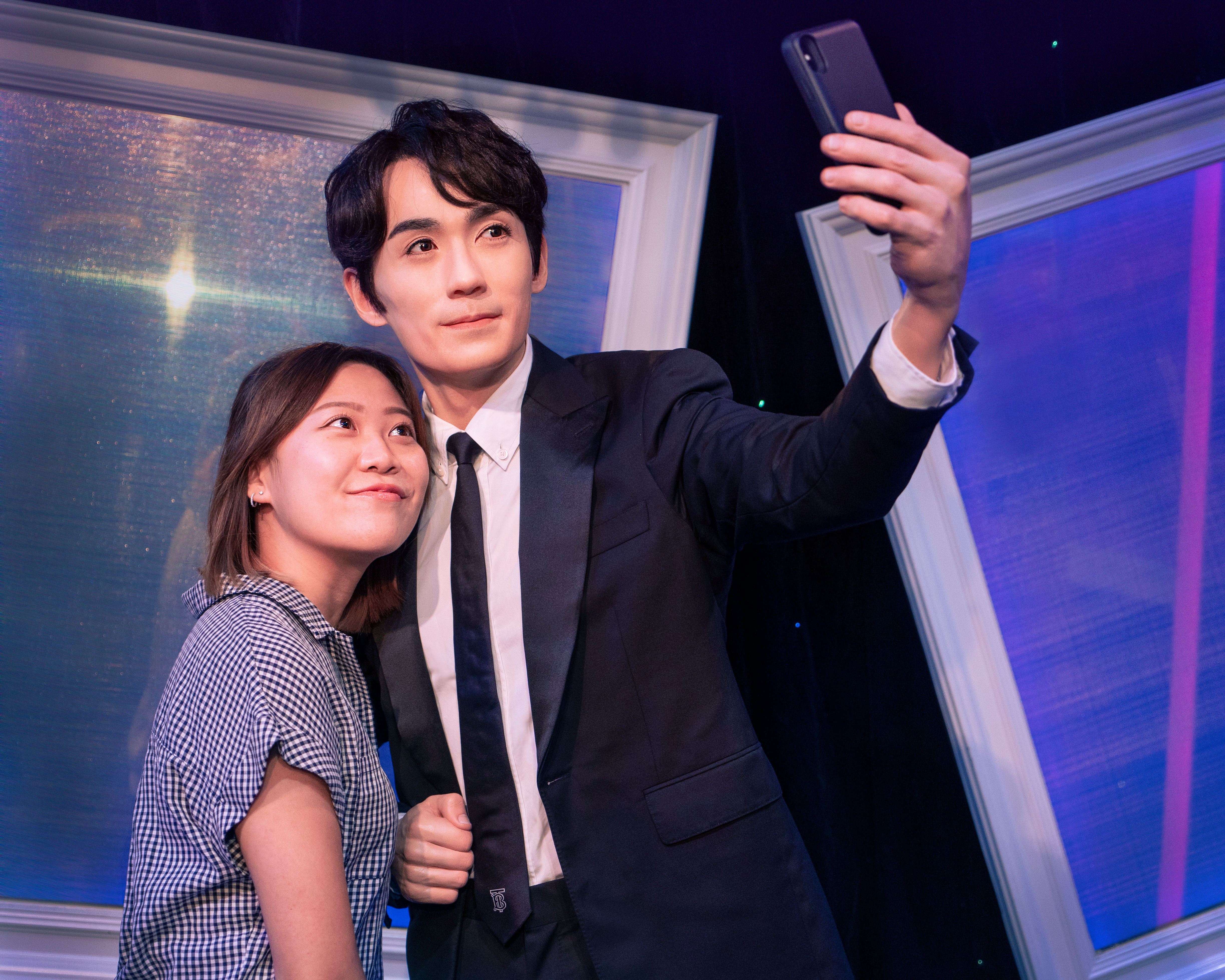 Take a selfie with Zhu Yi Long wax figure in Madame Tussauds Hong Kong 