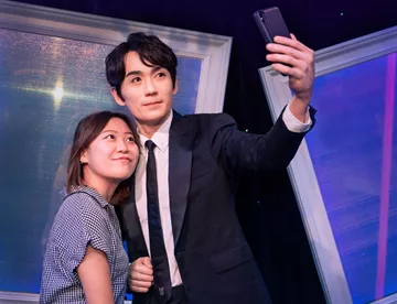 Take a selfie with Zhu Yi Long wax figure in Madame Tussauds Hong Kong 