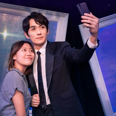 Take a selfie with Zhu Yi Long wax figure in Madame Tussauds Hong Kong