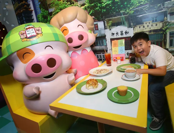 Madame Tussauds Hong Kong Mcdull And Madame Mak Interactive Image