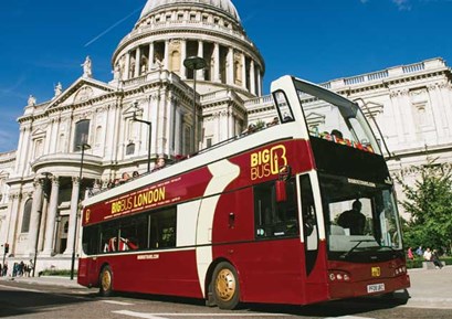 big bus tour in front of st.pauls