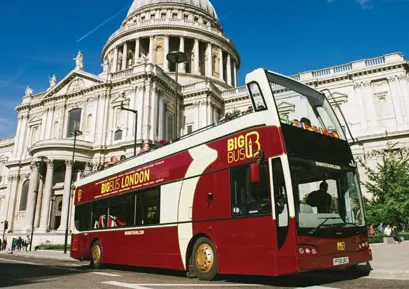 big bus tour in front of st.pauls