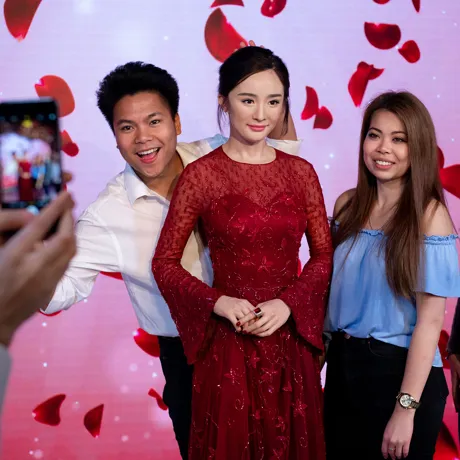 Yang Mi Arrives At Mtl 杨幂新蜡像现身伦敦杜莎夫人蜡像馆 为黄金周添彩 9 1920