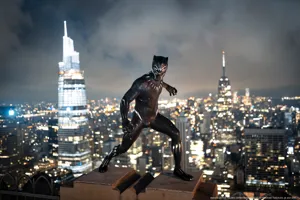 Figura de cera do Pantera Negra em um telhado com o horizonte noturno de Nova York.