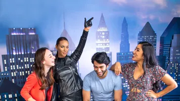 Visitantes posando y tocando el piano con la figura de cera de Alicia Keys en Madame Tussauds Nueva York.