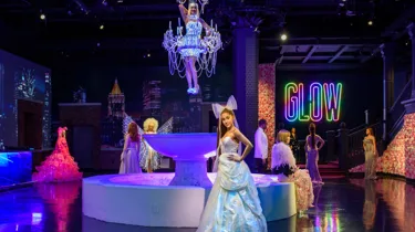 Área Glow Gala en Madame Tussauds Nueva York, con figuras de cera de Ariana Grande y Katy Perry.