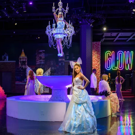 Área Glow Gala en Madame Tussauds Nueva York, con figuras de cera de Ariana Grande y Katy Perry.