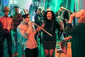 Grupo de amigos celebrando enquanto tiram fotos no famoso Museu de Cera Madame Tussauds Nova York.