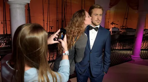 Guest pretending to kiss Ryan Gosling at Madame Tussauds Orlando