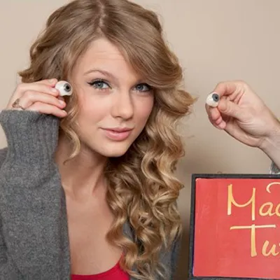 Taylor Swift Sitting