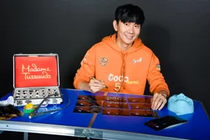 JJ Lin Sitting Photo (14)