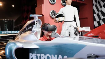 VR Racing With Lewis Hamilton