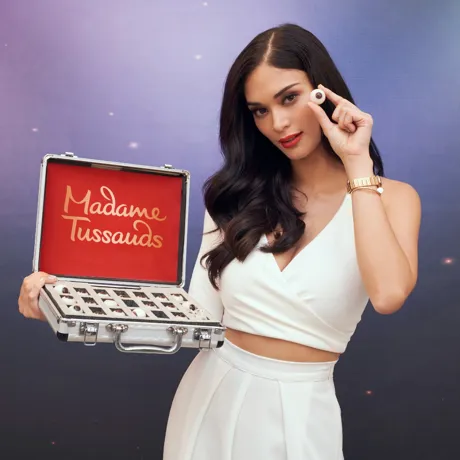 Pia Wurtzbach posing with her wax figure's eyeball